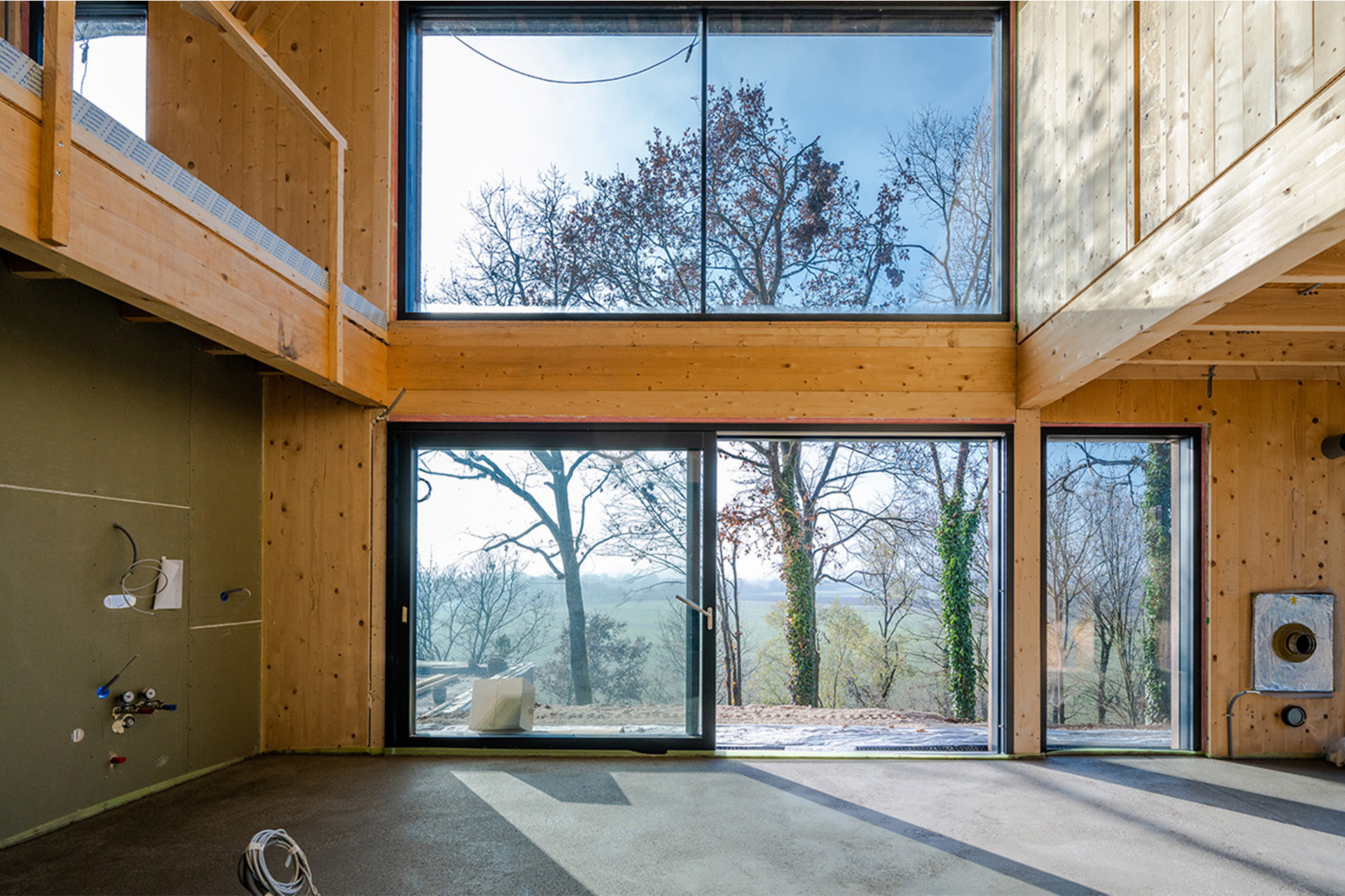 BSH – Brettschichtholz für hohe Belastungen Brettschichtholz (BSH) in einer Holzbaukonstruktion mit hoher Stabilität.