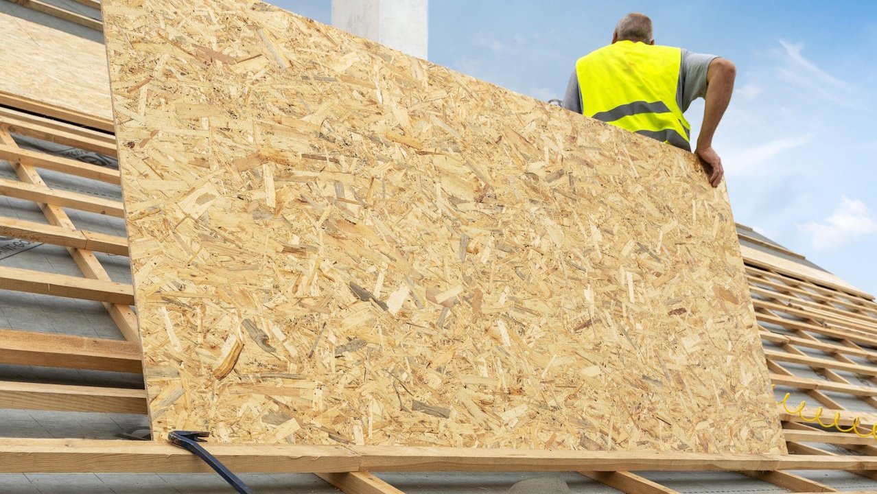 Vorteile für Bau, Ausbau und Design mit OSB Platten OSB-Platten kombinieren Funktionalität und Design – sie sind tragfähig für Baukonstruktionen, vielseitig im Innenausbau und gleichzeitig optisch interessant für kreative Gestaltung.
