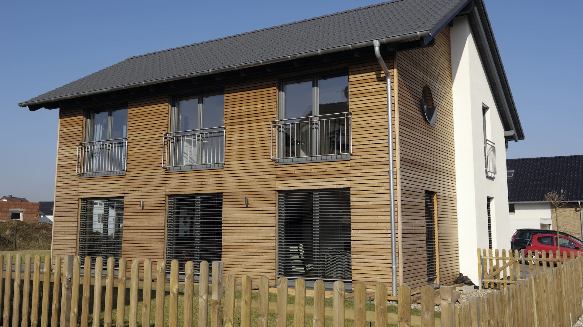 Holzfassaden aus heimischer Lärche Holzfassaden aus heimischer Lärche – robust, wetterbeständig und mit natürlicher Optik für nachhaltiges Bauen und energieeffiziente Gebäude.