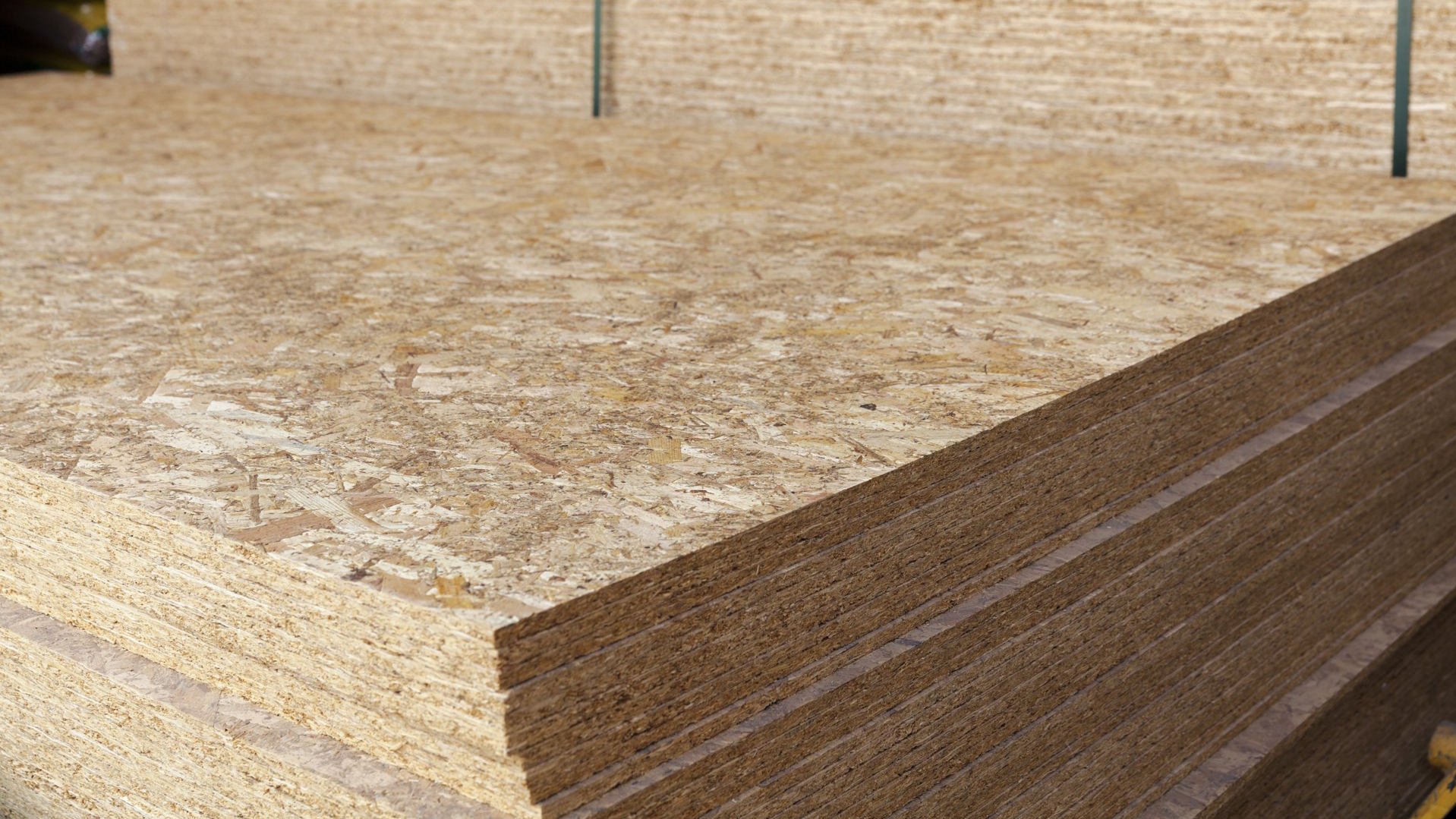 Klassifizierung und technische Eigenschaften von OSB Platten OSB-Platten sind stabile, belastbare und vielseitige Holzwerkstoffe, die – je nach Klassifizierung – für den Innenausbau, tragende Konstruktionen oder feuchtebeanspruchte Bereiche eingesetzt werden können.