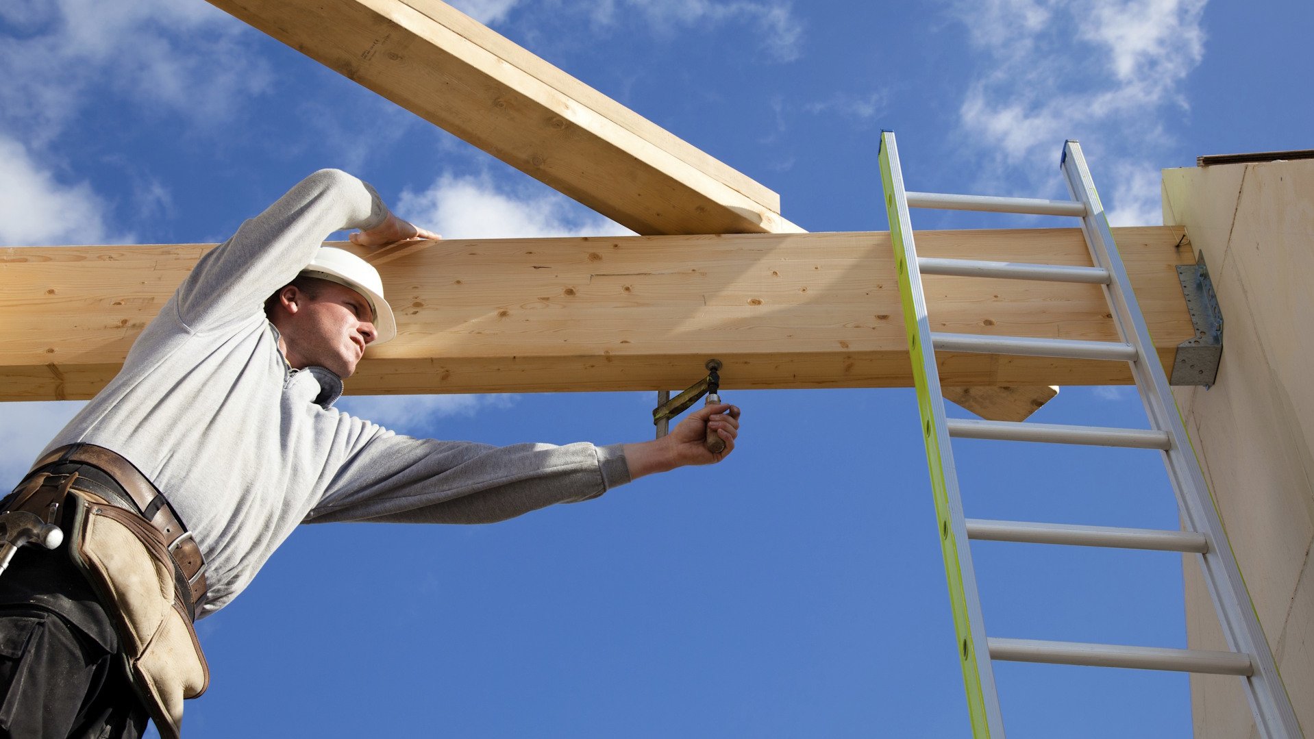 Was ist Brettschichtholz (BSH)? BSH besteht aus mehreren getrockneten und sortierten Holzlamellen (meist Nadelholz, z. B. Fichte oder Lärche), die parallel zur Faserrichtung miteinander verleimt werden. Dadurch entsteht ein sehr stabiles, formbeständiges und tragfähiges Konstruktionsholz.